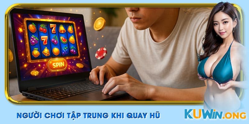 Người chơi tập trung cao độ khi quay hũ khi chơi kuwin.